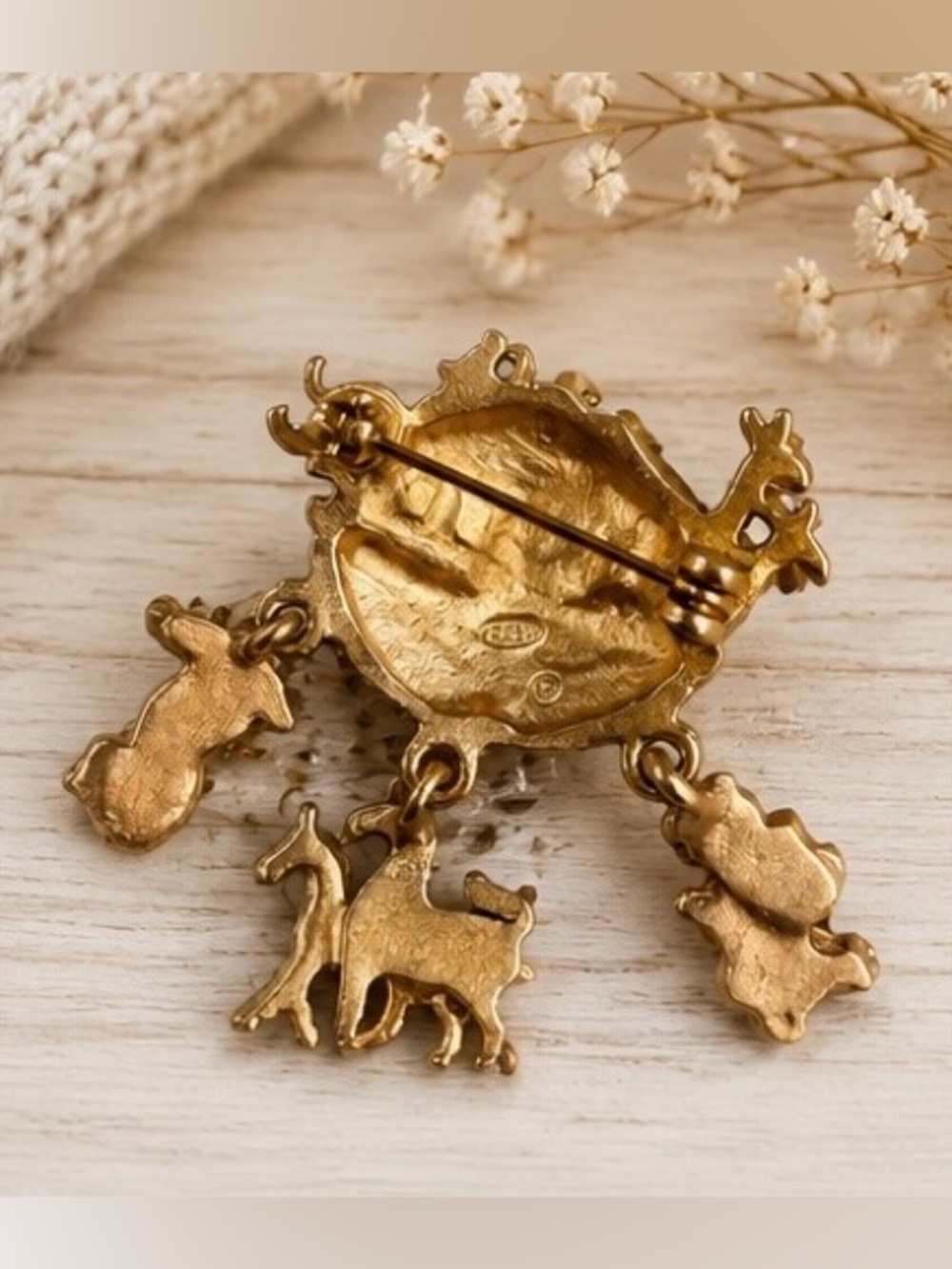 VINTAGE AVON Noah's Ark Brooch
Gold Tone Dangle Charm Pin - Picture 2 of 5